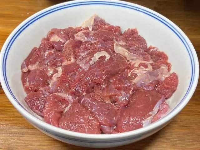腌牛肉时，加盐和料酒可不行，教你1个小诀窍，牛肉比豆腐还嫩滑(图8)